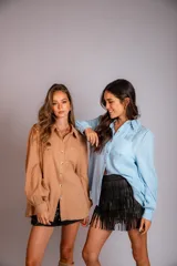 Camisa color beige de muselina con bordado en la parte delantera y manga globo con puño.