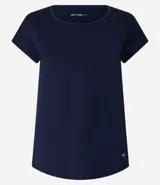 Remera lila de microfibra con escote redondo y mangas cortas.