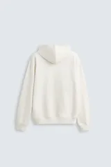 Sudadera con capucha color crudo, de corte relajado, confeccionada en tejido de algodón con interior rizado. Cuenta con cuello con capucha, manga larga, bolsillo frontal tipo canguro y acabados en rib.
