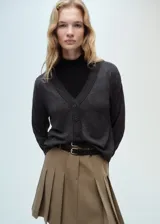 Cardigan gris oscuro de punto con cuello en V, cierre frontal con botones y mangas largas.