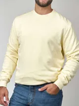 Buzo color amarillo pastel de algodón, de corte clásico y cuello redondo.