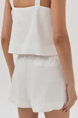 Short blanco de lino con elástico en la cintura y lazos regulables.