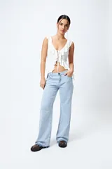 Pantalón de jean gris oscuro, de corte recto y tiro bajo.