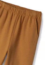 Pantalón de jogging celeste con textura acanalada, cintura elástica y bolsillos laterales.