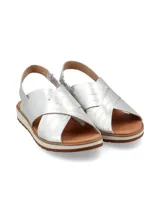 Sandalia plateada con tiras cruzadas con textura tipo piel de cocodrilo, suela blanca y tira trasera elástica.