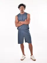 Short deportivo negro con cintura elástica y logo estampado en la pierna.