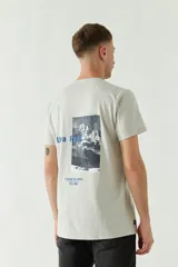 Remera gris claro de algodón con cuello redondo y estampado pequeño en el pecho.