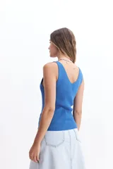 Musculosa de punto color blanco hueso, con escote en V tanto en el frente como en la espalda, y un calce ligero.