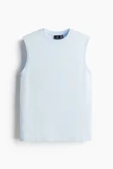 Musculosa celeste de punto liviano con ribete acanalado en cuello y sisas. Confeccionada con tejido funcional COOLMAX®, una fibra exclusiva de poliéster de secado rápido que elimina la humedad y regula la temperatura corporal.