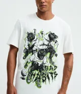 Remera masculina de algodón color blanco, con cuello redondo y mangas cortas. Presenta un estampado frontal de ratones con ojos verdes y la frase "Bad Habits" en verde neón.