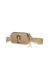 Bolso bandolera rectangular color beige, con doble J metálica en el frente, cierre superior con cremallera, correa ancha de tela con logo de la marca y herrajes dorados.