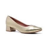 Zapato de cuero dorado con punta combinada en cuero liso y cuerpo con textura. Tiene taco cuadrado y plantilla acolchada.