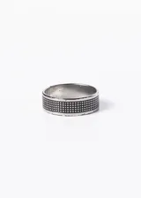 Anillo plateado de acero quirúrgico con diseño labrado estilo vintage.