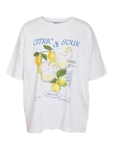 Remera blanca de algodón orgánico, corte oversize, cuello redondo y mangas cortas. Estampado frontal con diseño de limones, bebidas y texto en azul.