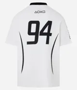 Remera blanca de algodón con cuello redondo y manga corta. Estampado frontal con logo de Playstation y la frase "Play Has No Limits".