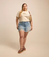 Short de jeans estilo boyfriend para tallas grandes, color celeste claro desgastado, con roturas y deshilachados en los bordes. Presenta cierre tradicional y trabillas en la cintura.