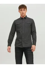 Camisa de denim negra con cuello clásico, cierre de botones y fit slim.