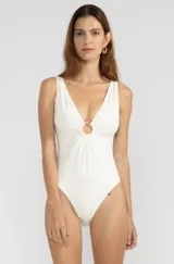 Malla enteriza color marfil con textura de serpiente tonal, escote en V y argolla metálica en el centro.