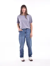 Pantalón de jean negro de corte recto, tiro medio y lavado gastado.