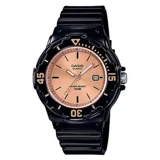 Reloj Casio para mujer con caja de resina negra de 34mm y esfera dorada con agujas luminiscentes. Cuenta con bisel giratorio tipo diver, cristal mineral y malla de resina negra. Resistente al agua hasta 100 metros.