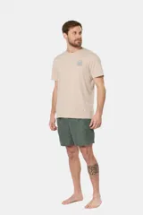 Short de baño color verde militar, con cintura elástica ajustable con cordón, bolsillos laterales tipo cargo y suspensor de malla fina.