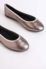 Ballerinas color bronce de cuero genuino con detalle de ribete plateado.