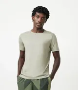 Remera slim de manga corta color salmón, de punto medio, sin estampado y cuello redondo.