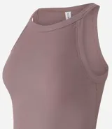 Blusa sin mangas color marrón, confeccionada en tejido rib con textura. Presenta cuello halter que resalta los hombros.