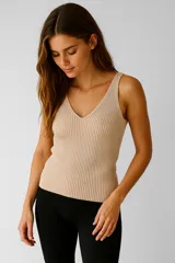 Top color beige de tejido de punto acanalado, sin mangas y con escote en V.