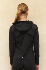 Campera negra de lycra con capucha, cierre frontal, bolsillos laterales con cierre y mangas largas con puños con mitón.