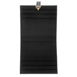 Tarjetero Guess modelo Laurel Tab, color negro con estampado del logo de la marca en gris. Cuenta con múltiples ranuras para tarjetas y cierre a presión.