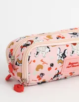 Cartuchera rosa con estampado de bulldogs franceses, croissants, cerezas y la frase "Bonjour, mon amour". Tiene tres divisiones y cierres con etiqueta de silicona.