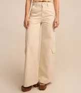 Pantalón super wide leg color beige, confeccionado en sarga ripstop, con bolsillos cargo y lazo en la barra.