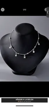 Collar plateado con cadena de eslabones y dijes colgantes de estrellas.