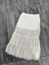 Pollera larga blanca de tull con volados.