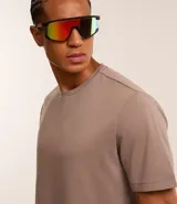 Remera deportiva marrón de corte clásico, confeccionada en tejido tech fleece con tecnología dry, cuello redondo y mangas cortas.