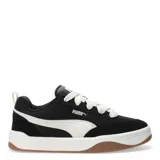 Championes Puma Park Lifestyle Street negros con detalles en blanco y suela marrón. Inspirados en el skate, combinan materiales sintéticos y gamuza.