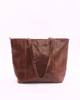 Bolso tote de cuero color marrón con cierre superior, doble asa de hombro, bolsillo interior y llavero.