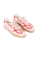 Championes de cuero color rosa con detalles en rojo y suela color caramelo.