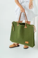 Bolso XL color marrón, tipo shopper, confeccionado en fieltro con asas y detalles en cuero.