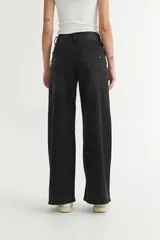 Jean holgado negro con corte relajado desde la cadera hasta el bajo, ideal para un look cómodo.