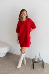 Vestido corto tipo remerón color rojo, confeccionado en lurex con lycra y mangas cortas.