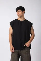 Musculosa negra oversize tejida en lino, con caída liviana y textura marcada. Corte suelto, sin mangas, terminaciones deshilachadas y costura central en la espalda.