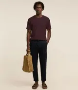 Remera de hombre color bordó, de manga corta y cuello redondo, confeccionada en algodón peruano.