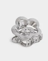 Broche dorado con forma de flor.