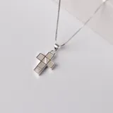 Conjunto de cadena de plata 925 con dije de cruz con incrustaciones de nácar.