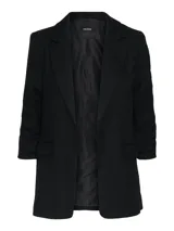 Blazer negro de corte clásico con solapa invertida y bolsillos frontales.