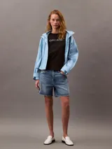 Remera negra de algodón con cuello redondo y logo de Calvin Klein estampado en el pecho.