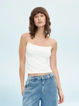 Musculosa blanca de breteles finos y escote recto.