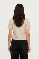 Remera negra de algodón con estampado de un corazón con palmeras, estrellas y flores.